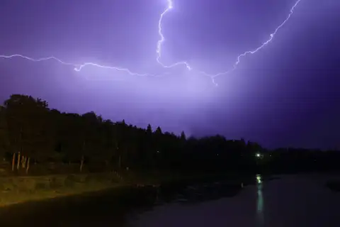 Vietām Latvijā iespējams pērkona negaiss