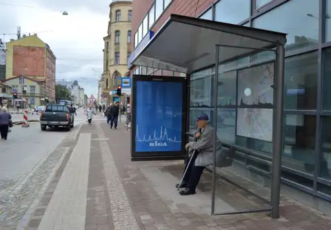 Atsākta vienotā dizaina sabiedriskā transporta pieturvietu nojumju uzstādīšana Rīgā