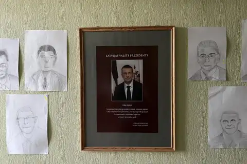 Хорошо, что он не видел: в Приекульской школе — выставка портретов Ринкевича (ФОТО)