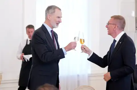 Spānijas karalis ieradies vizītē Latvijā, uzmanības centrā drošības jautājumi