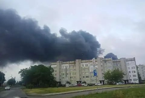 Rīgā turpinās paaugstinātas bīstamības ugunsgrēka autoservisā dzēšana