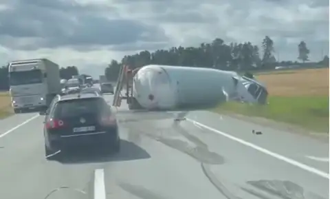 На шоссе A7 перевернулась автоцистерна. (ДОПОЛНЕНО)