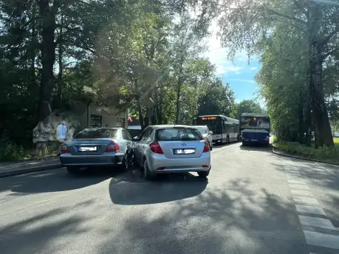Поцелуй в щёчку: мало нам обычных пробок, так ещё и ДТП