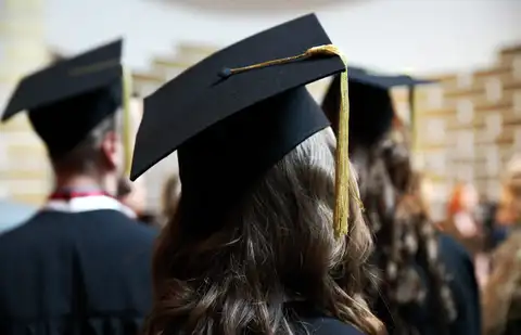 Aptauja: Latvijā 84% vecāku vēlas, lai viņu bērns uzreiz pēc vidusskolas absolvēšanas sāktu studijas
