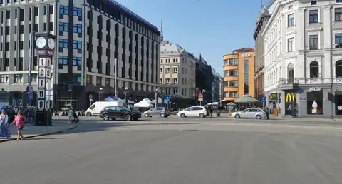 Припарковались прямо на зебре: торговцы на праздник Риги решили не соблюдать правил