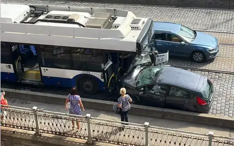 Лобовое столкновение: легковушка влетела в троллейбус на Воздушном мосту в Риге. ВИДЕО