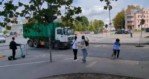 Чудом удалось избежать трагедии: грузовик на опасном перекрестке чуть не сбил женщину (ВИДЕО)