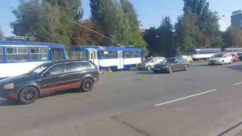 Авария на Ганибу дамбис: в трамвай въехала машина