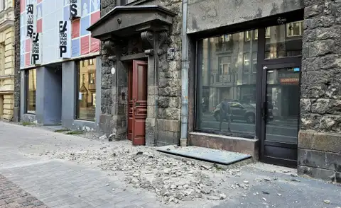 В центре Риги с фасада одного из зданий упал большой фрагмент штукатурки