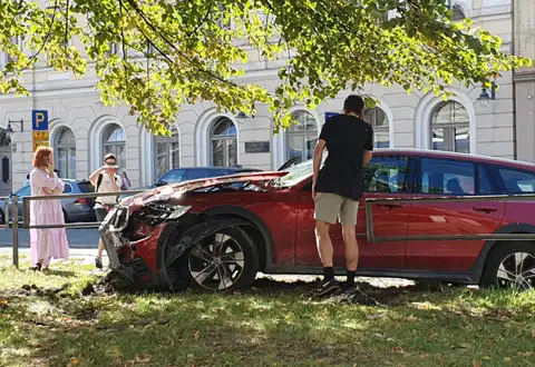 Не спрашивайте как: в Старой Риге авто влетело в ограждение и перекрыло трамвайные пути