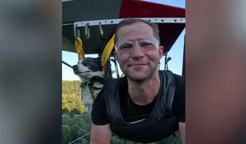 Такая любовь? Латвиец прокатил собаку на экстремальном аттракционе в Сигулде