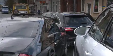 «Припарковался, зашел поесть, вернулся — авария»: на Бривибас гатве столкнулись 3 машины и троллейбус