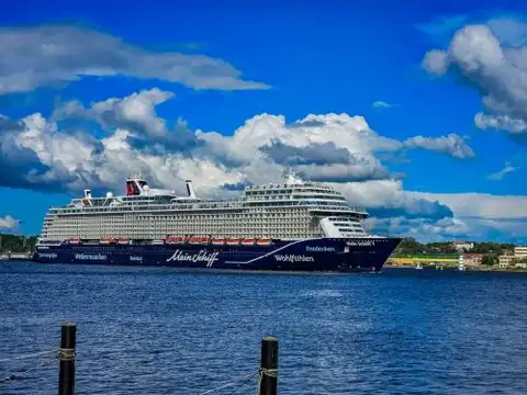 Только что построенный круизный лайнер Mein Schiff 7 завтра впервые войдет в Рижский порт