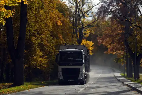 Rīgā no 1.novembra aizliegs kravas transporta tranzīta satiksmi Pērnavas ielā