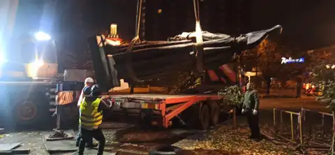Rīgā novākts de Tolli piemineklis Esplanādē