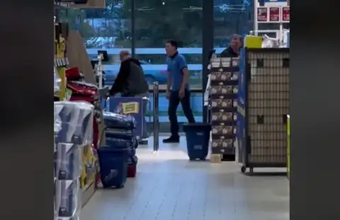 Довели парня до истерики: продавец LIDL грубо наорал на покупателя в магазине (ВИДЕО)