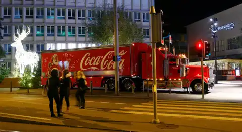 Праздник к нам приходит: Латвию снова посетит рождественский грузовик Coca-Cola