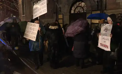 Viņš ir pret vakcināciju: skandalozā ārsta Medņa atbalsta akcija pulcē krietnu pūli ļaužu (FOTO)