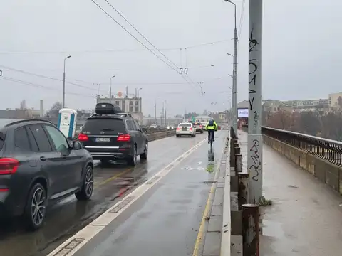 Пару недель потерпите: у моста Земитана закроют движение для транспорта