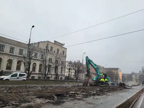 Izdangāts asfalts, armatūras gabali un sastrēgumi: kas darās uz Zemitāna tilta un ne tikai (FOTO)