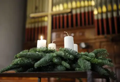 Vakar ugunsdzēsēji Zemgalē dzēsuši divus adventes vainagus