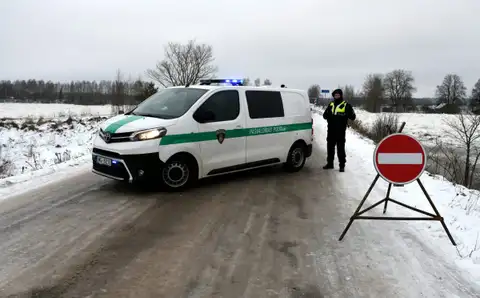 На Лиепайском шоссе бусик занесло на льду и он упал в реку