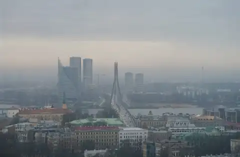 Внимательнее на дорогах: в Латвии в четверг утром ожидается туман