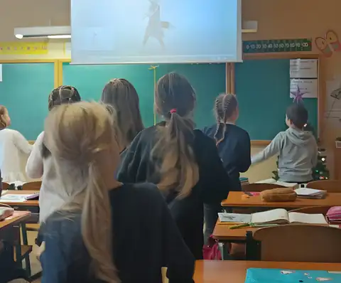 «Negribu aizmirst krievu valodu. Tā ir mana dzimtā valoda!» Reportāža no skolas pulciņa nodarbības