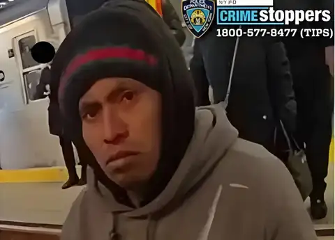 Vīrietis Ņujorkas metro vagonā aizdedzina sievieti