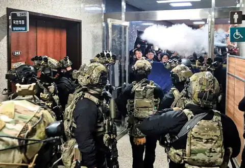 В Южной Корее выдан ордер на арест президента страны: расплата за несколько часов военного положения