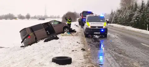 Avārijā uz Ventspils šosejas cietuši Ventspils Mūzikas vidusskolas kora «Nošu planētas» bērni, bojā gājusi diriģente