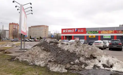 Neievēroja līnijas: pie veikala uzliek naudas sodu par “nepareizu” auto novietošanu