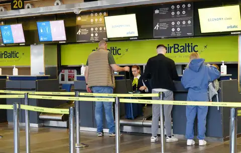 «airBaltic» dzinēju apkopes kavēšanās dēļ vasaras sezonā atcels 4670 lidojumu