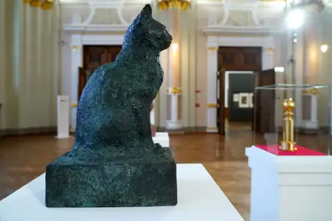 Люди стоят в очереди, чтобы посмотреть на «Золотой глобус», который получил фильм «Поток» (ВИДЕО)