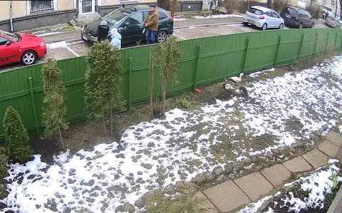 «Куда же он смотрел?» Скутерист на полном ходу сбил женщину и сам попал в скорую (ВИДЕО)