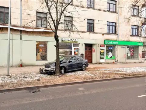 Вышел и отправился за кофе: подробности утреннего ДТП с BMW и деревом