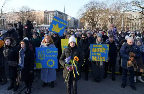 Rīgā pulcējas pie Brīvības pieminekļa Ukrainas atbalstam