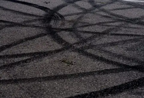 Не делайте так! Водитель BMW в центре Риги решил подрифтить и угодил в припаркованный автомобиль. ВИДЕО