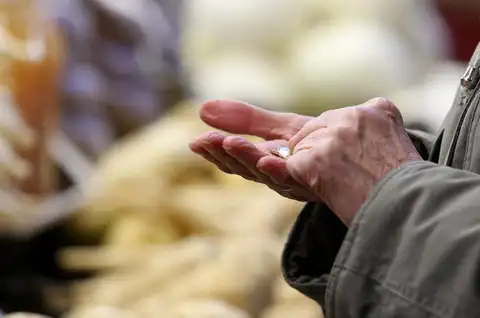 Aptauja: Latvijā katram trešajam iedzīvotājam nav finanšu «drošības spilvena»