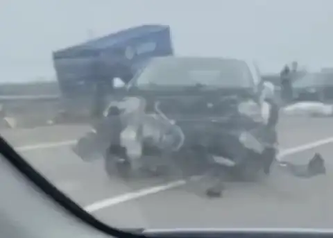 На шоссе вдоль Рижского водохранилища столкнулись четыре автомобиля (ВИДЕО)