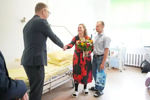 Тимофею, Артему и Ксении: Кирсис подарил родившейся в Риге тройне по ложечке