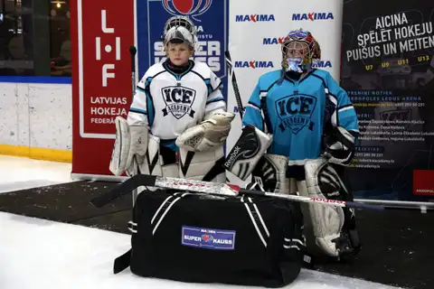 «Maxima Latvija» astoņām sporta skolām dāvinājusi hokeja vārtsarga ekipējumu