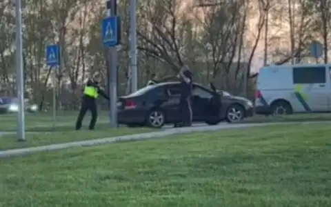 Полиция угрожает оружием водителю автомобиля: ЧП на Луцавсале (ВИДЕО)