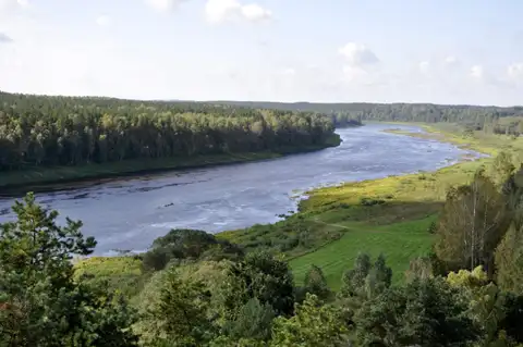 Уже можно купаться? Насколько теплая вода в реках и озерах страны