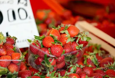Клубника есть, но импортная: а стоит ли вообще гоняться за латвийской продукцией?