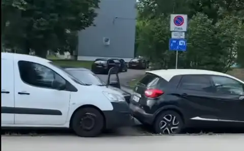 Протаранил в Риге 2 машины и сбежал: розыск полиции (ВИДЕО 18+)
