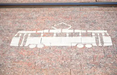 Autobusi un trolejbusi Rīgā atkal apstāsies pieturā pie Akmens tilta