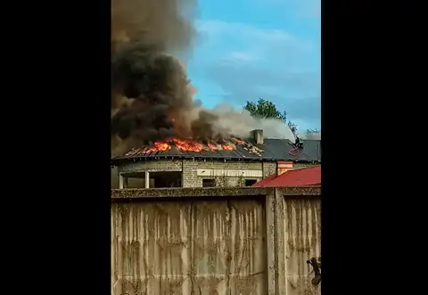 В Золитуде сгорел недостроенный отель. ВИДЕО