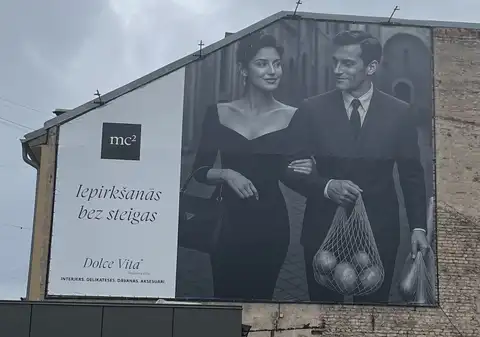 Картошка ли это? Фасадная реклама удивила рижан