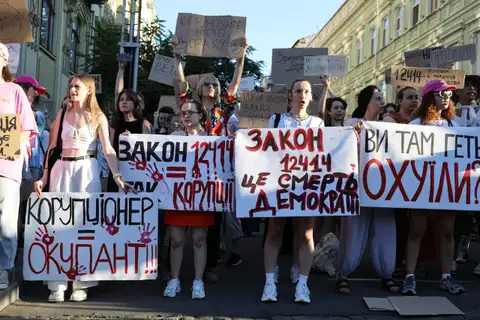 ЕС заморозил 1,5 млрд евро помощи Украине из-за кризиса вокруг антикоррупционных органов